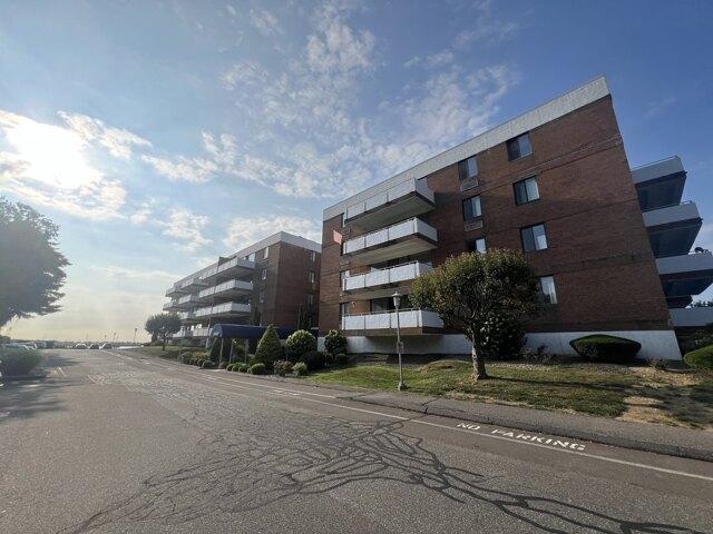 Condo for sale in Stratford