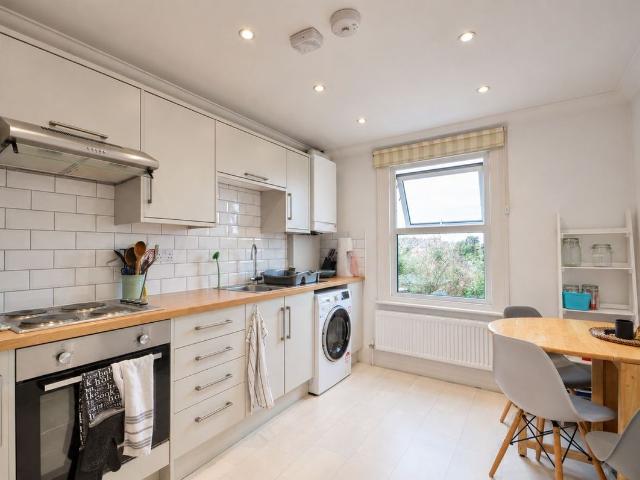 Apartment for rent in Weybridge, Elmbridge