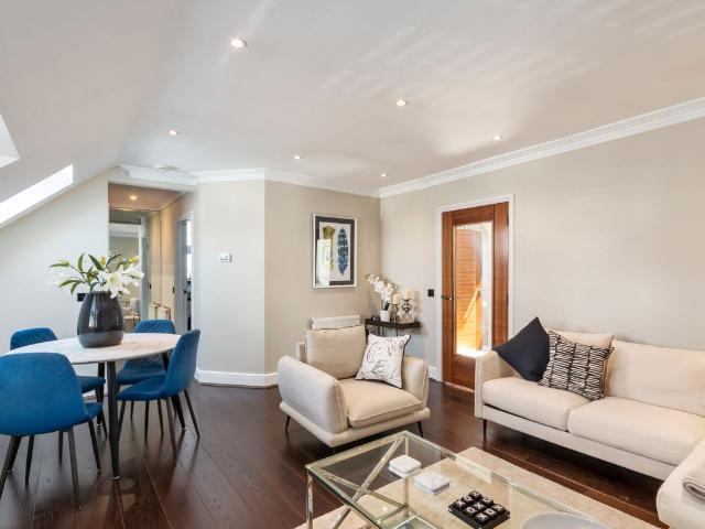 Apartment for rent in Blackhills, Surrey