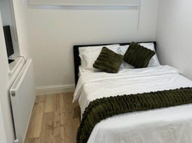 Studio for rent in London Borough of Merton, Mitcham