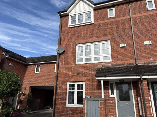 House for rent in Low Crompton, Oldham