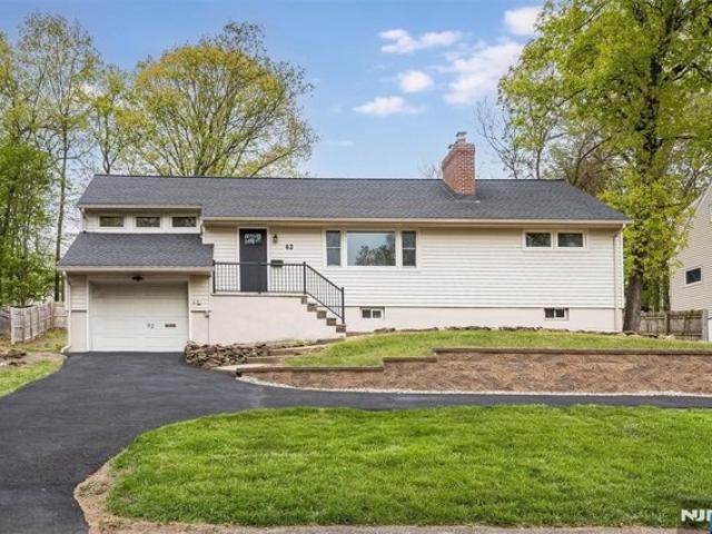 House for sale in Packanack Lake, Wayne