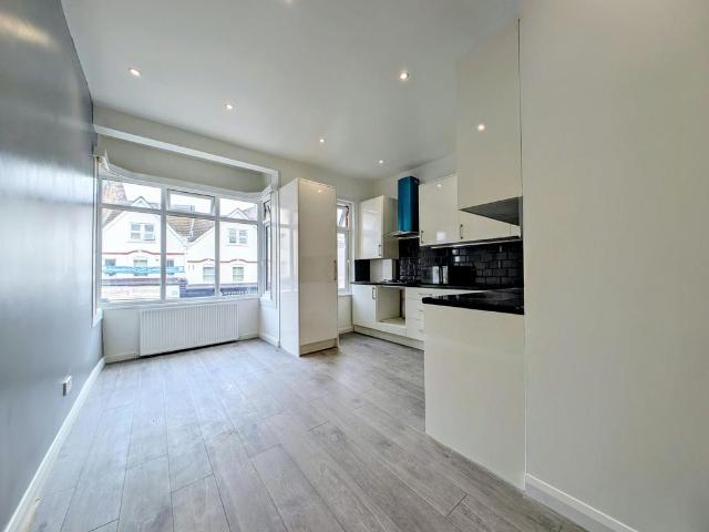 Apartment for rent in Southfields, Greater London