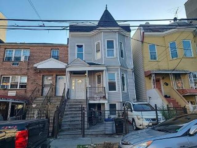 House for sale in The Bronx, Arverne
