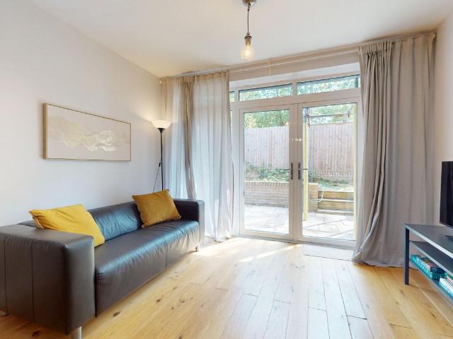 Apartment for rent in Horn Park, Greater London