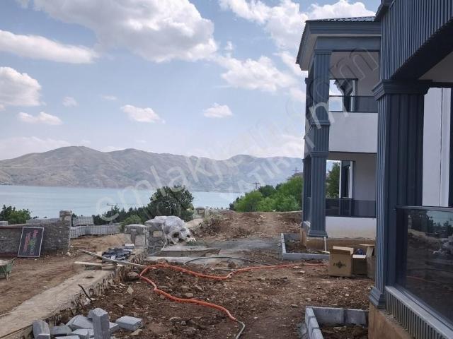 Sivrice içerisinde satılık Villa