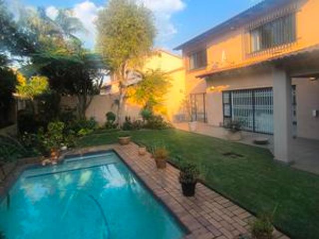 Townhouse for rent in Waterkloof, Gauteng