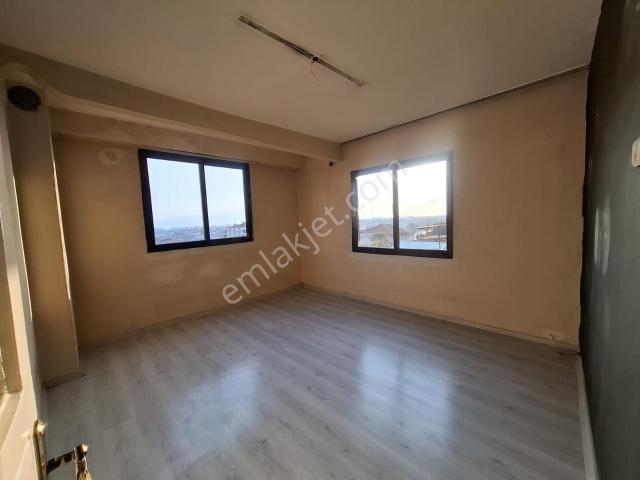 Emek Mahallesi, Bayraklı içerisinde kiralık mülk
