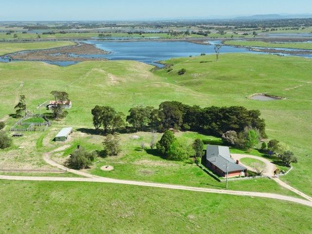 Cottage for sale in Nicholson, Victoria