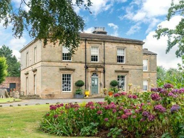 House for sale in Huddersfield, West Yorkshire