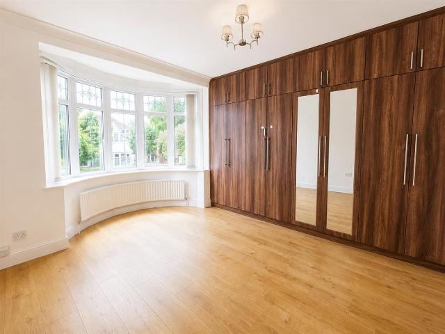 Apartment for rent in Newbury Park, Greater London