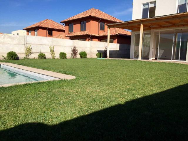 Casa en arriendo en Algarrobal, Metropolitana