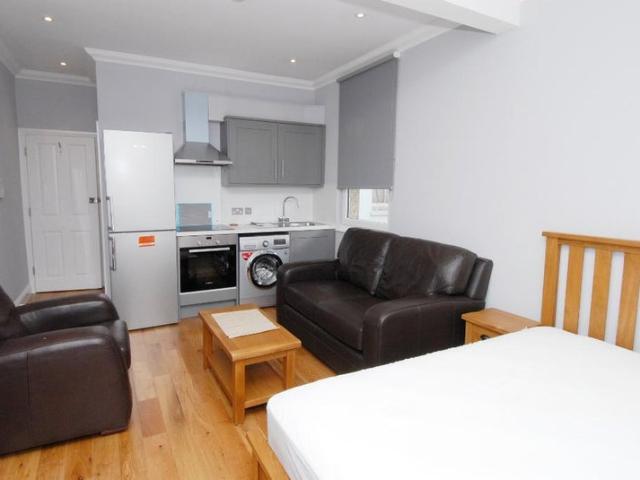 Studio for rent in London Borough of Merton, Raynes Park