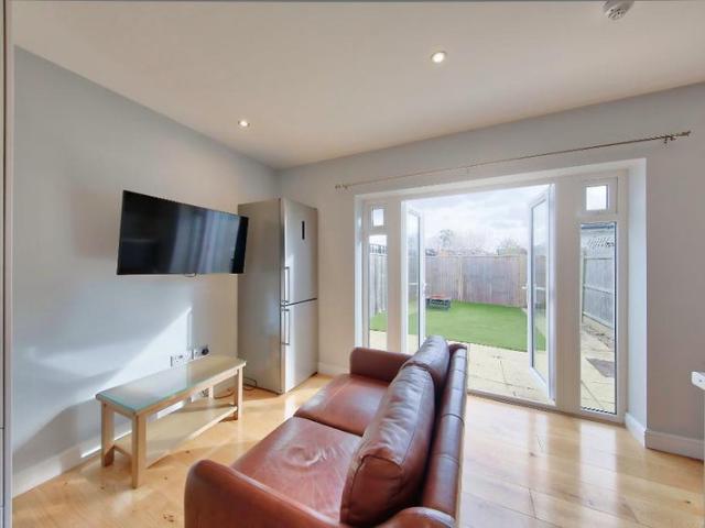 Studio for rent in London Borough of Merton, Merton Park