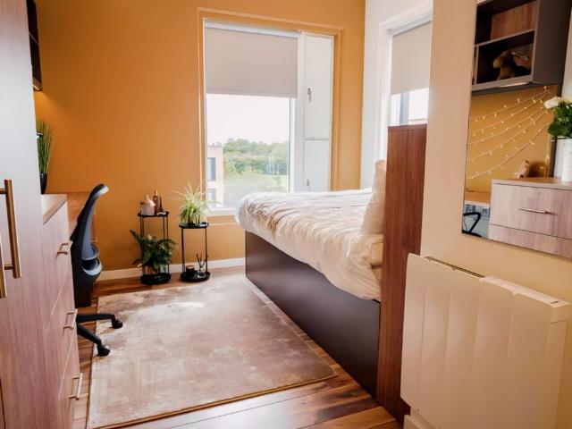 Room for rent in Row Town, Surrey