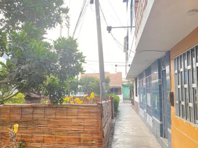 EN VENTA CASA DE 3 PISOS EN BARRANCA CERCA DE LA PLAYA, PRECIO ESPECIAL.