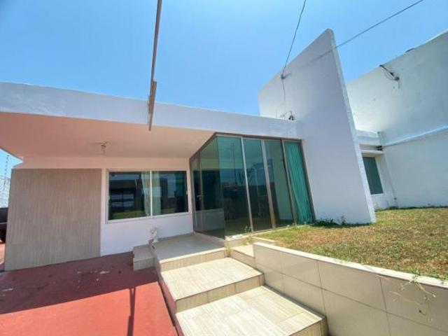 EN VENTA CASA DE UNA PLANTA CON JARDIN