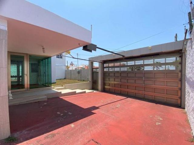EN VENTA CASA DE UNA PLANTA CON JARDIN