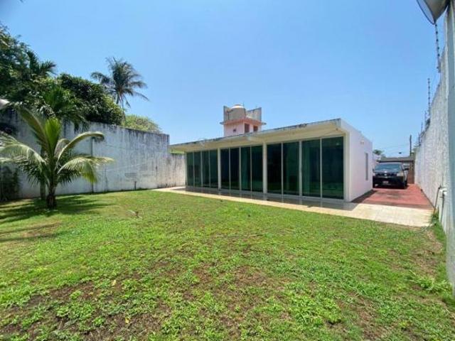 EN VENTA CASA DE UNA PLANTA CON JARDIN