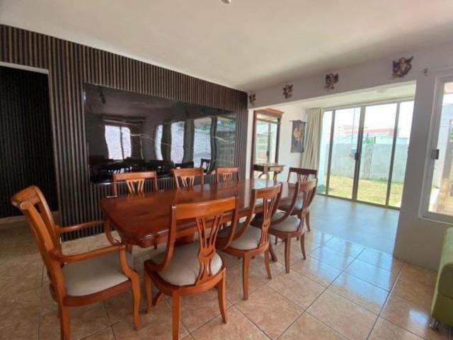 EN VENTA CASA DE UNA PLANTA CON JARDIN