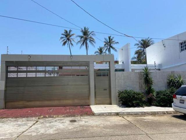 EN VENTA CASA DE UNA PLANTA CON JARDIN