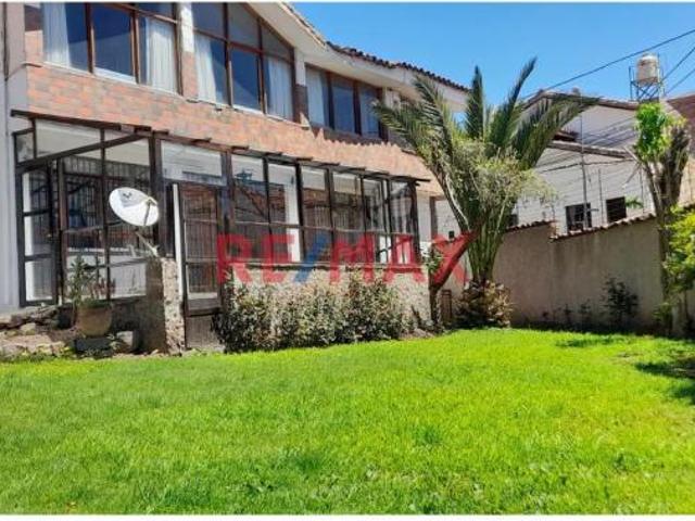 En Venta – Espaciosa Casa De Dos Pisos En Esquina Potencial Comercial