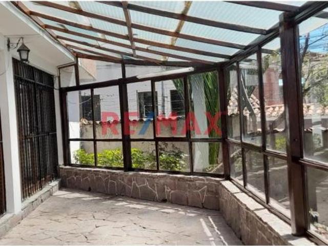En Venta – Espaciosa Casa De Dos Pisos En Esquina Potencial Comercial