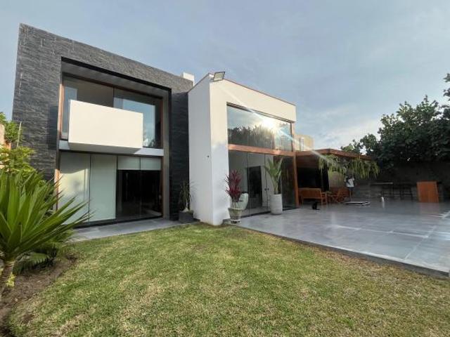 En venta hermosa y acogedora casa con amplias habitaciones y acabados de lujo