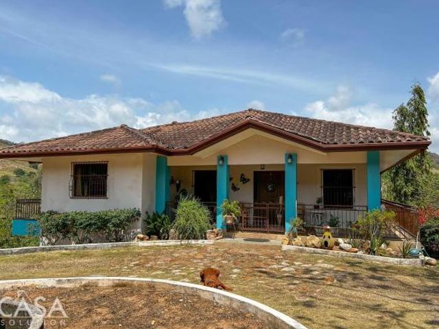 Encantadora casa junto al río en venta en Buena Vista, Coclé