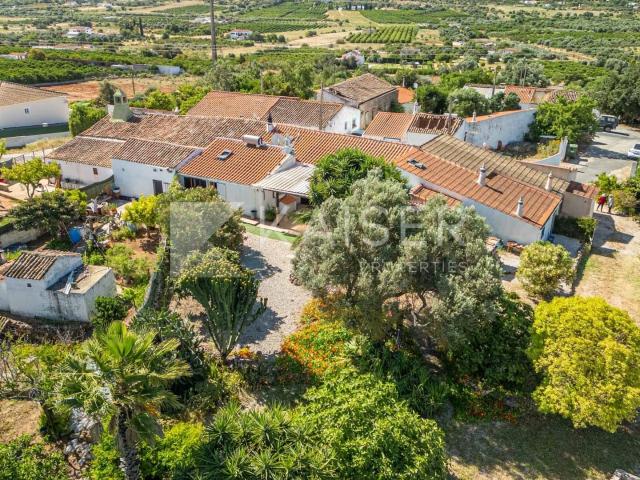 Vivenda venda em Amendoais e Cortezães, Faro