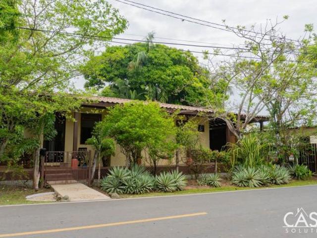 Encantadora Propiedad En Venta En Pedasí Con Piscina Y Estudio