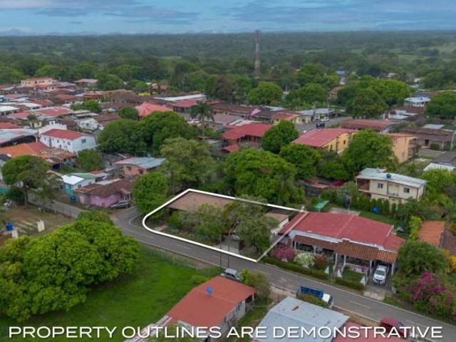 Encantadora Propiedad En Venta En Pedasí Con Piscina Y Estudio