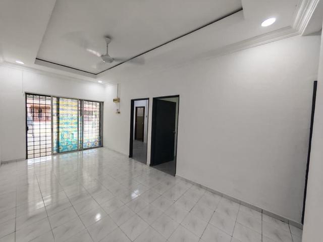 Terraced House for sale in Malaka