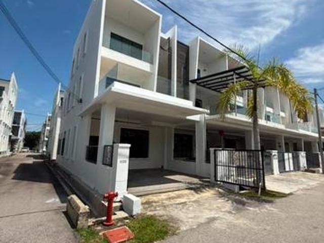 Terraced House for sale in Malaka