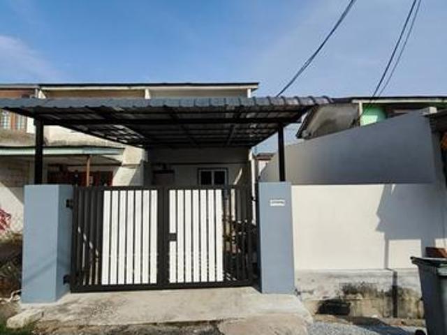 Terraced House for sale in Malaka