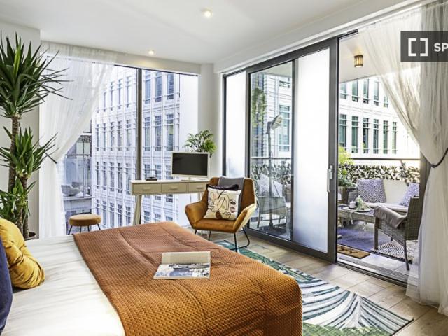 Apartment for rent in St Giles, Greater London
