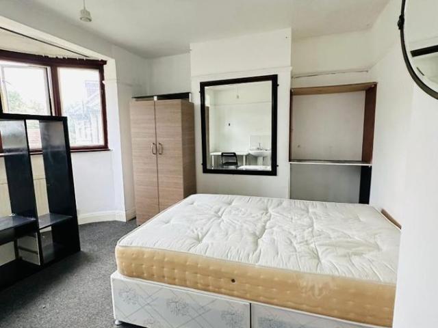 Room for rent in The Hyde, Greater London