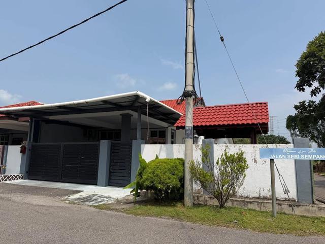 Terraced House for sale in Malaka