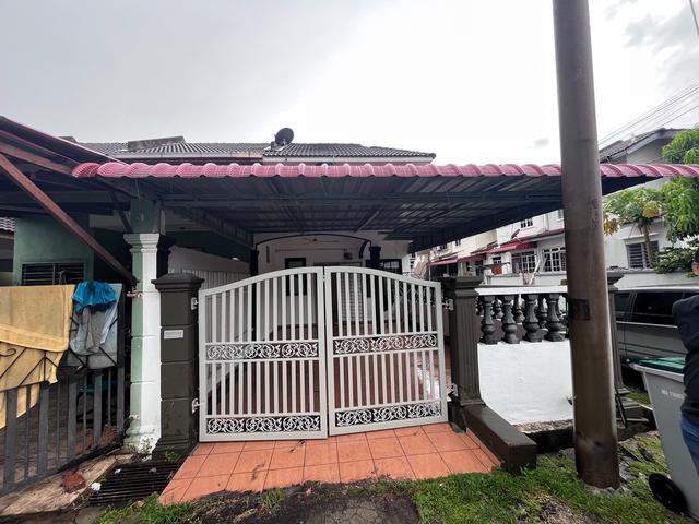 Terraced House for sale in Malaka