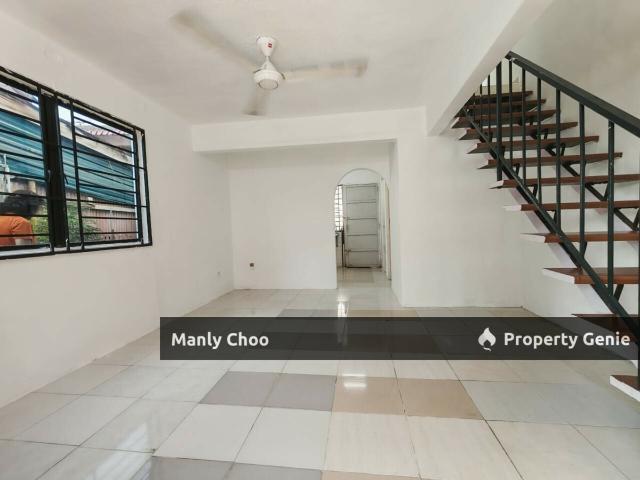 Terraced House for sale in Malaka