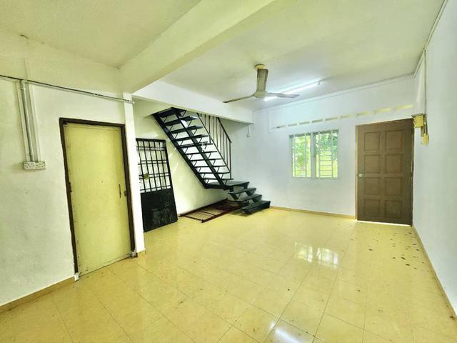Terraced House for sale in Malaka
