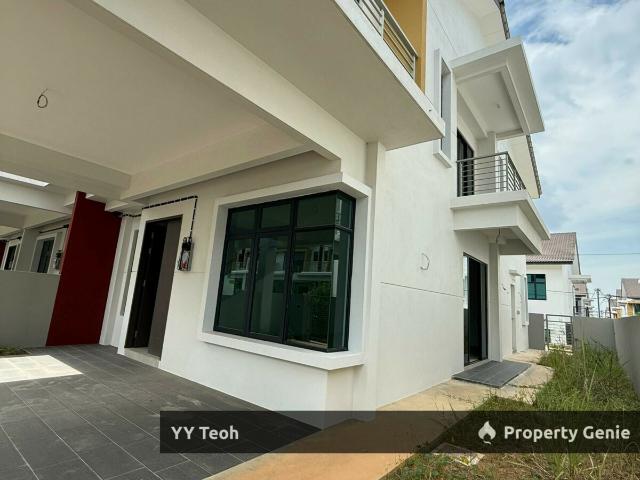 Terraced House for sale in Malaka