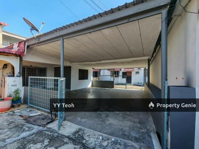 Terraced House for sale in Malaka