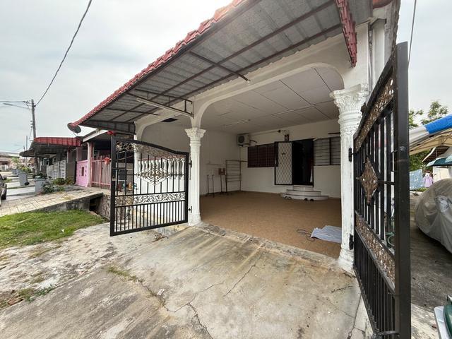 Terraced House for sale in Malaka