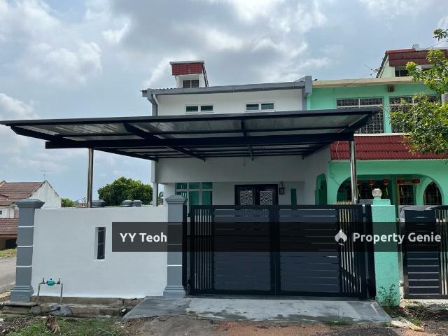 Terraced House for sale in Malaka