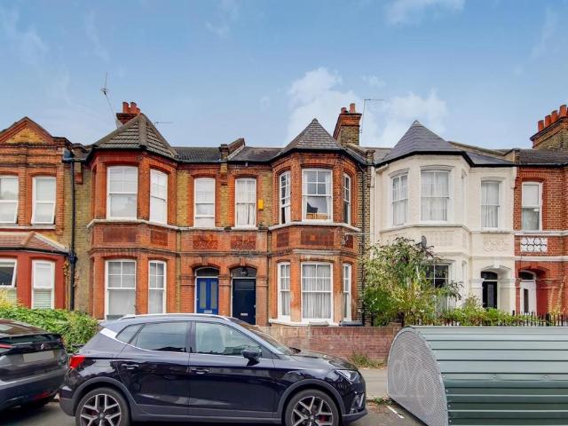 Apartment for rent in Blenheim Gardens Estate, Greater London