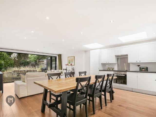 Apartment for rent in Southfields, Greater London