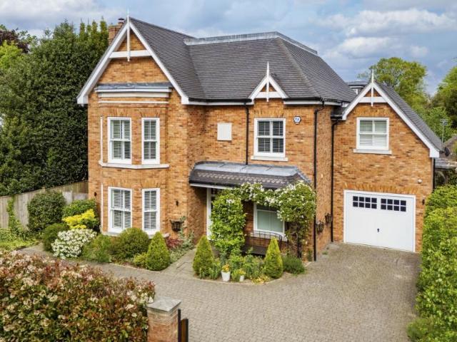 House for rent in Row Town, Surrey
