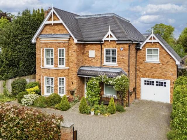 House for rent in Row Town, Surrey