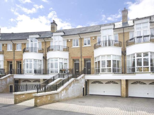House for rent in Row Town, Surrey